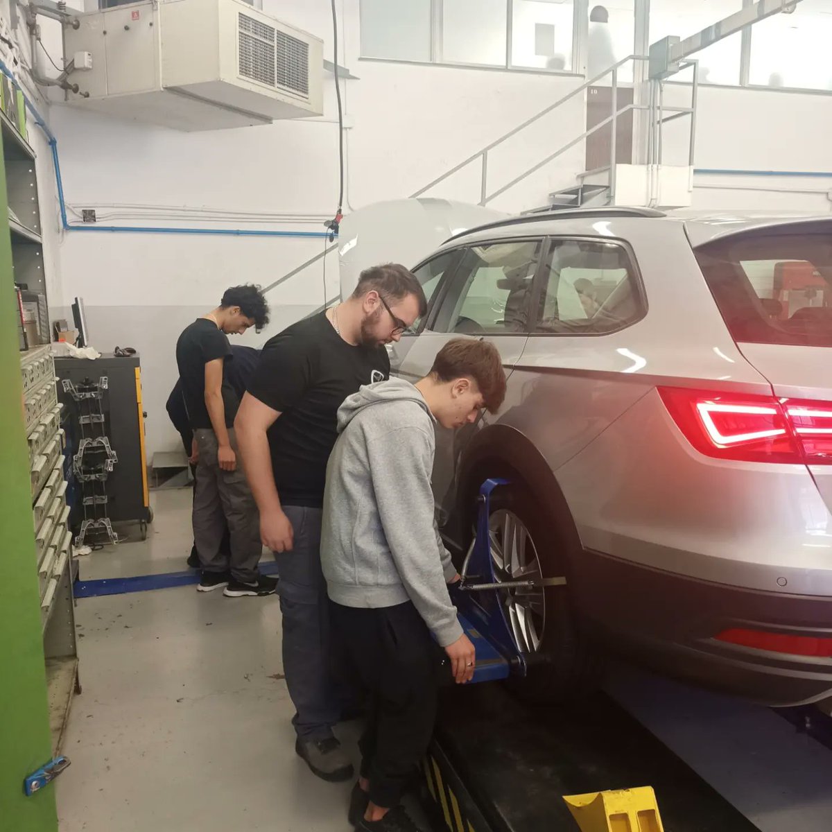 AusitAuto's tweet photo. Al mòdul de projectes de Grau Mitjà hem treballat l'alineació de la geometria de la direcció amb màquina d'infrarojos, i avui hem disposat d'una màquina d'alineació de la geometria de la direcció que funciona amb nivells i cordes.
Moltes gràcies al taller Motor Auto CRC https://t.co/57EcwGctp4