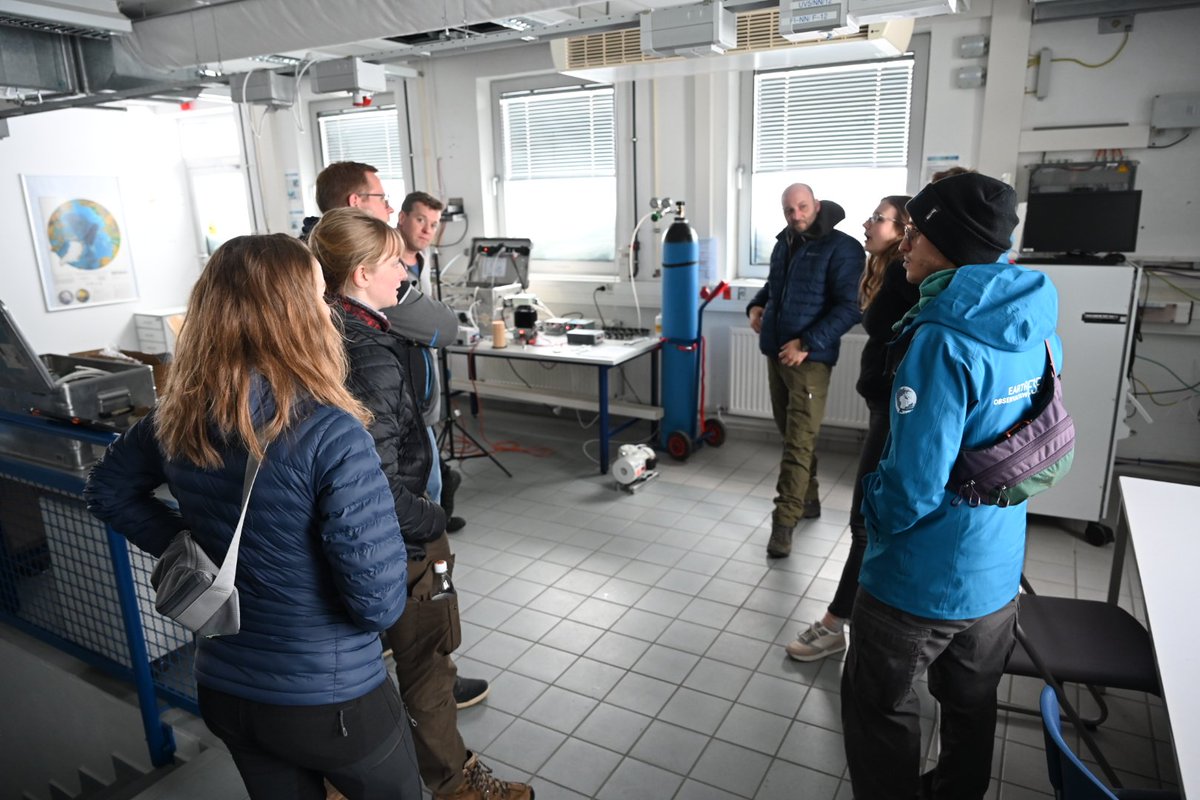 Earth Observation - only eor-wuerzburg.bsky.social (@eo_wuerzburg) on Twitter photo Discussing #earthobservation #research and other science at <a href="/ufs_forschung/">Umweltforschungsstation Schneefernerhaus</a> by <a href="/ullmann_tobias/">Tobias Ullmann</a> and colleagues <a href="/Uni_WUE/">Universität Würzburg #UniWürzburg</a> Discussing #earthobservation #research and other science at <a href="/ufs_forschung/">Umweltforschungsstation Schneefernerhaus</a> by <a href="/ullmann_tobias/">Tobias Ullmann</a> and colleagues <a href="/Uni_WUE/">Universität Würzburg #UniWürzburg</a>