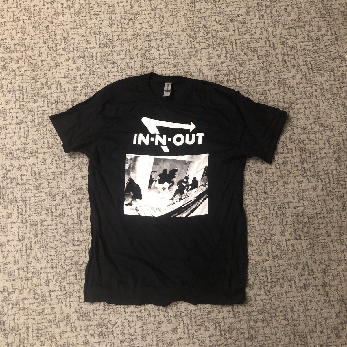 Smash N Grab shirts are back in stock with two new variations, proceeds go towards the rufugee/migrant run/oriented space El Comedor in Tijuana 

emergentgoods.com/product/n