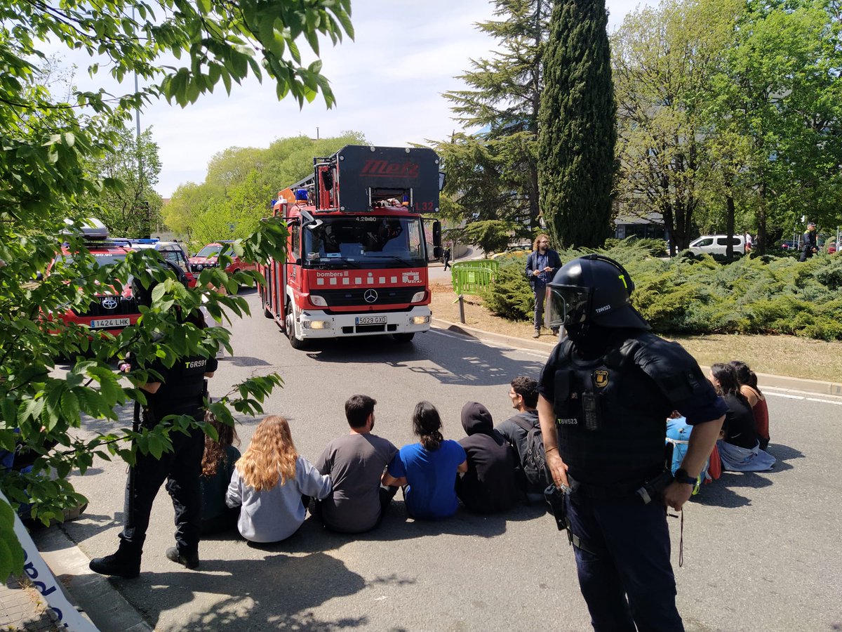 #AUTOGESTIÓ | Assalt policial i resistència a l’Horta Alliberada de Sant Cugat del Vallès directa.cat/assalt-policia… Tres detencions i nombroses persones contusionades després de quatre hores de resistència damunt d'una grua i dels arbres del recinte. Un article de @guimmart