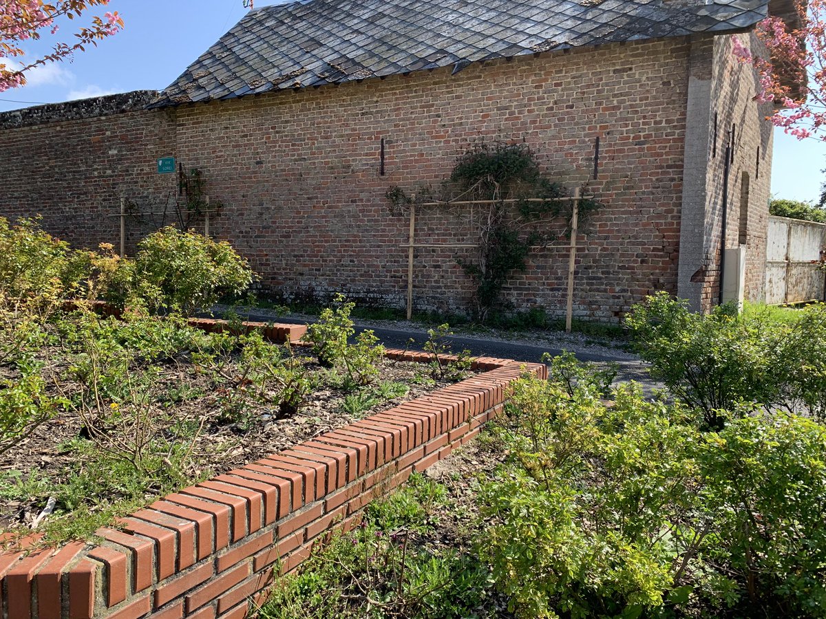 JulienFaivre5's tweet photo. Première tournée du jury national du @VVFleuris en région #hautsdefrance  ! Merci aux élus, agents et bénévoles pour leur accueil chaleureux et pour l’énergie qu’ils emploient à maintenir leur labellisation au niveau 4 fleurs 🌺🌺🌺🌺 @villeetaples @AmiensMetropole @Grandesynthe_ https://t.co/WCvu3AbvRW