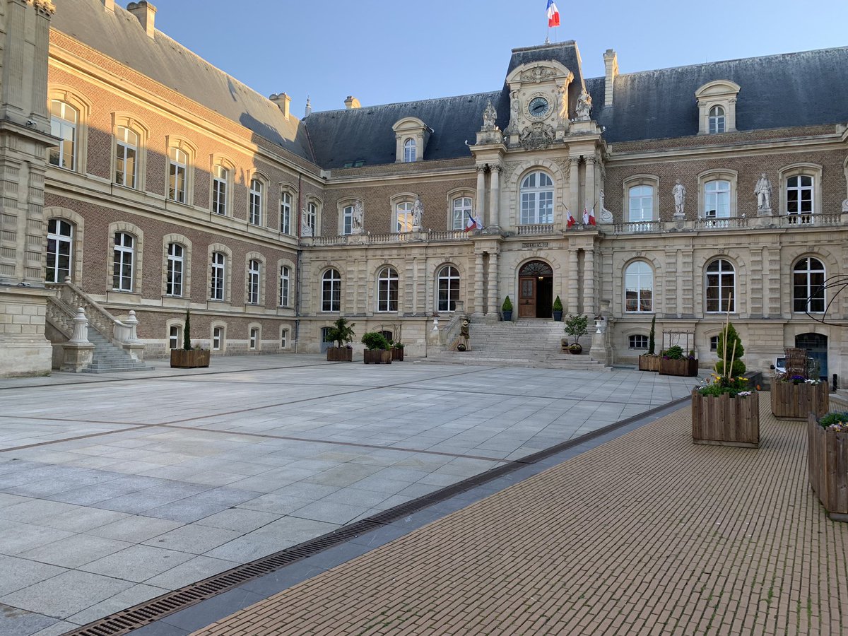 JulienFaivre5's tweet photo. Première tournée du jury national du @VVFleuris en région #hautsdefrance  ! Merci aux élus, agents et bénévoles pour leur accueil chaleureux et pour l’énergie qu’ils emploient à maintenir leur labellisation au niveau 4 fleurs 🌺🌺🌺🌺 @villeetaples @AmiensMetropole @Grandesynthe_ https://t.co/WCvu3AbvRW