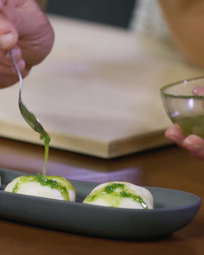 🥯 Pans al vapor farcits de salmó 🐟

👌 Inspirats pels "bao" i els "baozi", però cuinat tot junt. 

🍽️ Heu vist la nova vaixella? Són plats de <a href="/CookplayCuisine/">Cookplay</a> i combinen perfectament amb estos pans.

🔗 mtr.cool/jkwvhacssk

📺 #LaCuinaDeMorera a les 20:15 h en <a href="/apunt_media/">À Punt</a>