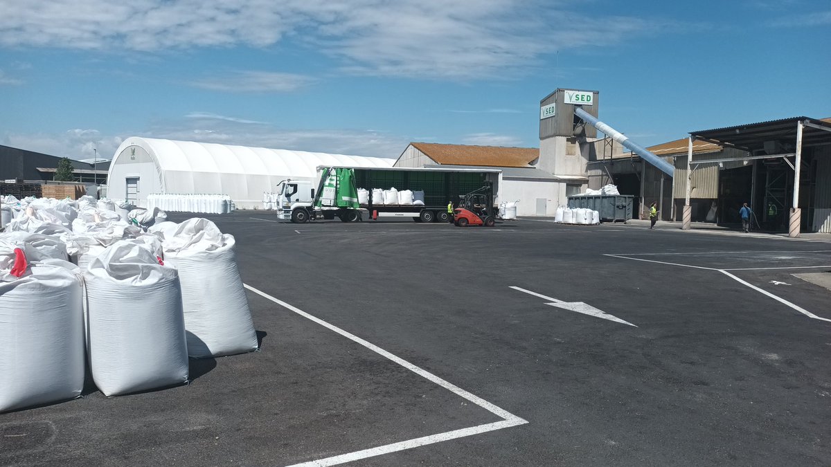 R_Hugon_43's tweet photo. Visite de l'usine #SED #SCAD à #Arles.
Fabrication #engrais avec inhibiteurs uréase ou de la nitrification pour #SabarotAgriculture #Actura Gamme Xfert et AmmoXfert
Avec un approvisionnement par péniche 3500T sur le Rhône. Déchargement en deux jours dans le grand silo plat 📷 https://t.co/gi3MYXolKj