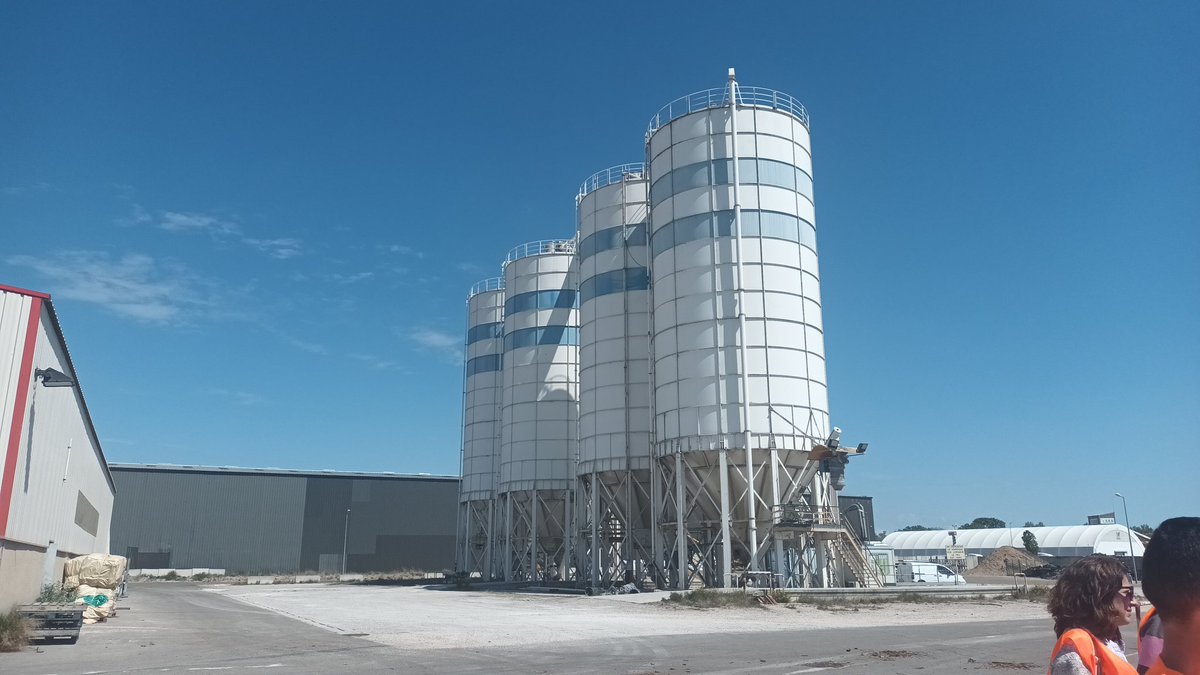 R_Hugon_43's tweet photo. Visite de l'usine #SED #SCAD à #Arles.
Fabrication #engrais avec inhibiteurs uréase ou de la nitrification pour #SabarotAgriculture #Actura Gamme Xfert et AmmoXfert
Avec un approvisionnement par péniche 3500T sur le Rhône. Déchargement en deux jours dans le grand silo plat 📷 https://t.co/gi3MYXolKj