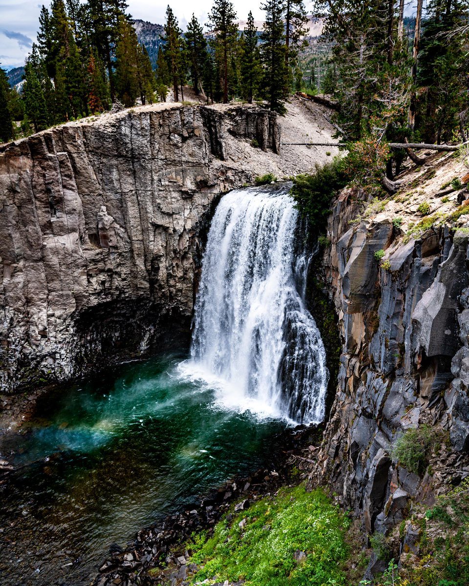 taftyoung's tweet photo. “This spectacular 101-foot waterfall is widely recognized for the many vibrant rainbows its mist creates.” Oh I guess this isn’t rare https://t.co/JOMxEY7Irn https://t.co/YanPnwZgcX
