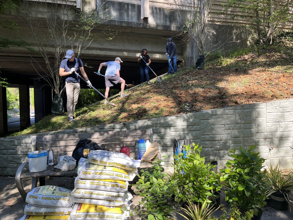 jackiedavissays's tweet photo. In honor of #EarthDay 🌎 a group of @Salesforce #Atlanta employees ☁️ gathered @PATHFoundation’s #Path400 in partnership with @LBI30326 to clear out overgrown weeds and add native plants for pollinators 🌱 🐝 🦋
-
#Salesforce #Volunteering #ATL #EmployeeEngagement #VTO #TMP https://t.co/4cXmiK1P6o