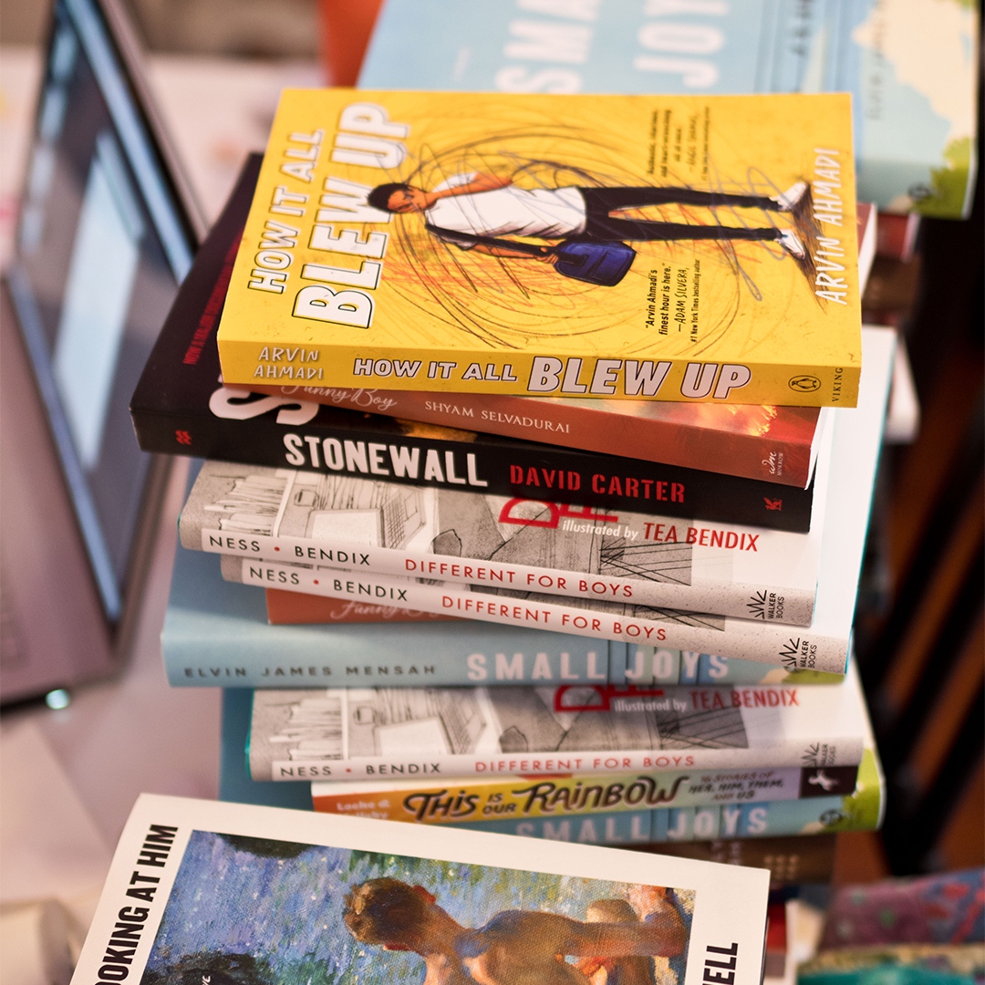 What every desk should look like, in our humble opinion... 📚🌈

Spot any you've read? 👀
