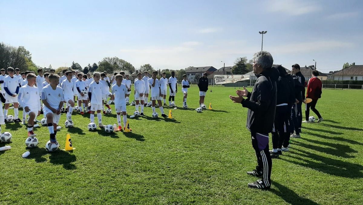 VIDÉO - 100 jeunes footballeurs formés par la Fondation du Real Madrid dans le Sud-Mayenne 🔥⚽ (ils rêvent du parcours de <a href="/Benzema/">Karim Benzema</a> 🤩) 

<a href="/Fun_Realmadrid/">Fundación Real Madrid</a> <a href="/realmadrid/">Real Madrid C.F.</a> <a href="/realmadridfra/">Real Madrid C.F. 🇫🇷</a>
  
➡️ l.francebleu.fr/RyaN