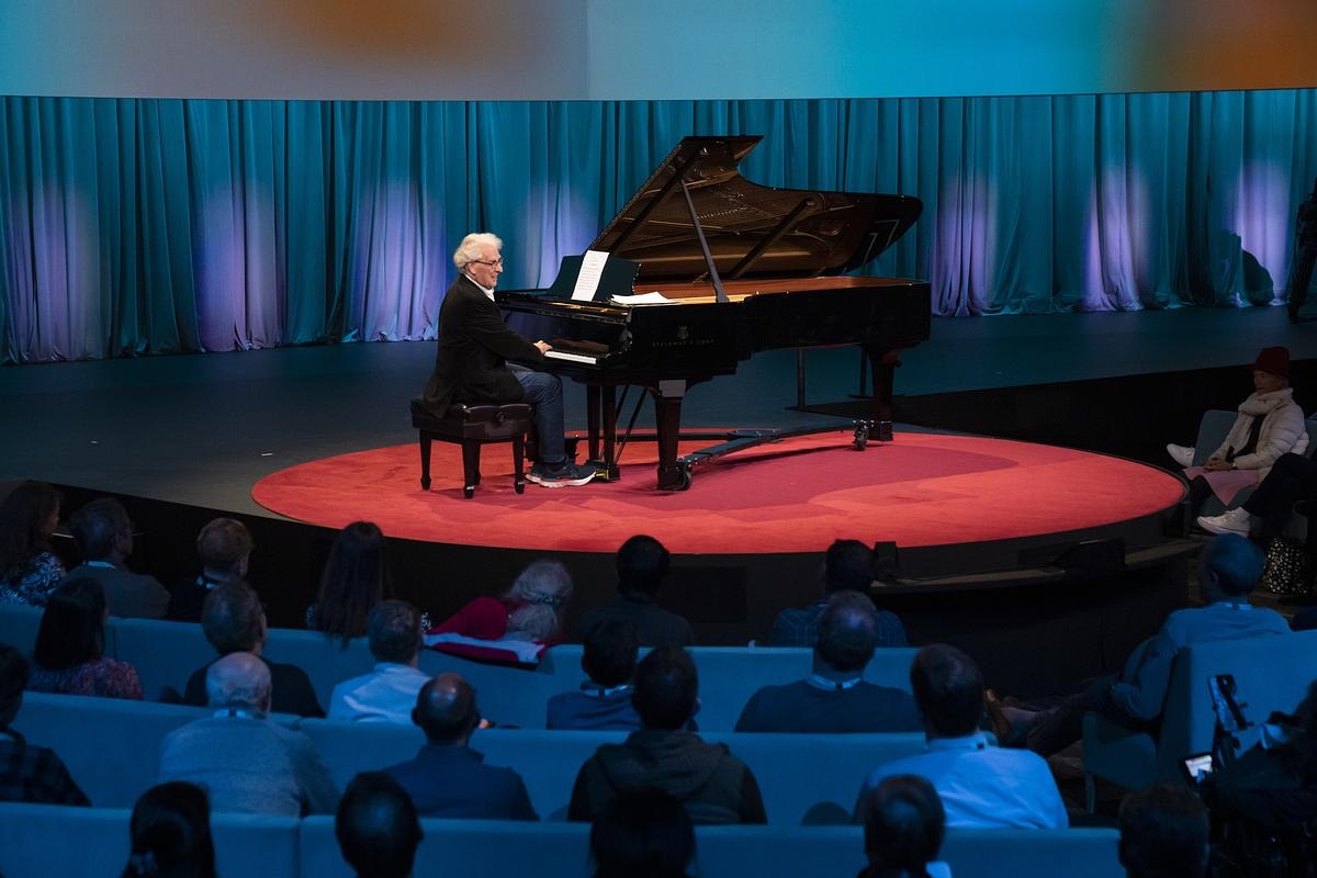 bosphil's tweet photo. More pix from Boston Philharmonic Founder & conductor @BenjaminZander's talk at the 2023 opening session of the @TEDTalks featuring a Beethoven's "Ode to Joy" singalong w/1800 people in German!
#tedtalk #benjaminzander #odetojoy #beethoven #theartofpossibility #conducting https://t.co/LgGbyviCDI