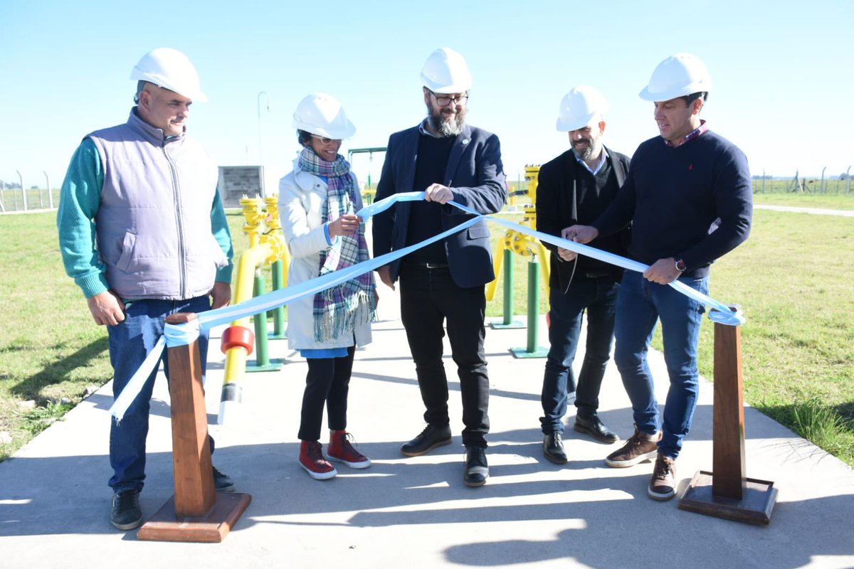 MInfraPBA's tweet photo. ✅ ¡Inauguramos el nuevo gasoducto en la localidad de #Claraz, de #Necochea!
La obra de 1.900 mts de longitud incluyó una estación de regulación de presión y medición.
Más información 👉 https://t.co/AbnJvD7D2b https://t.co/s7XmcmWIVW