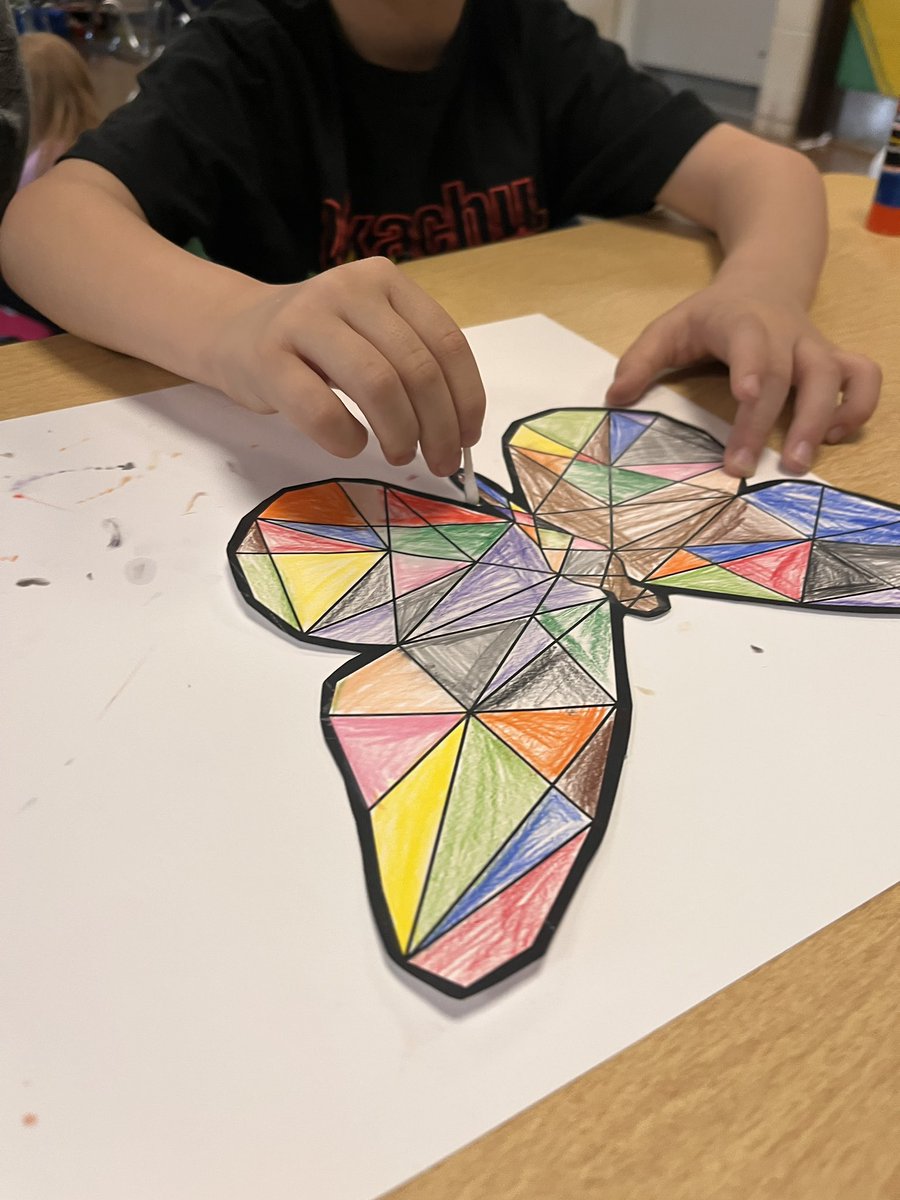 stephanieljacob's tweet photo. Kindergartners making butterflies @SyringDragons https://t.co/20hjHxCFRA