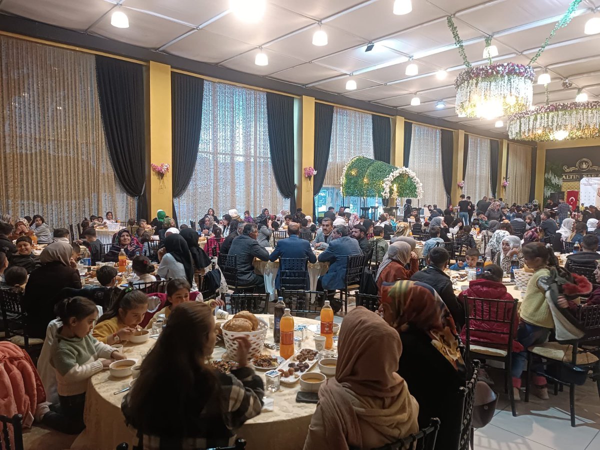 VakiflarGM's tweet photo. On bir ayın sultanı Ramazan ayının son iftarlarını; Van, Osmaniye ve Uşaklı vakıf dostlarımızla yaptık.

@BitlisVakiflar 
@HatayVakiflar 
@Vakiflarkutahya https://t.co/MBoVC3fOru