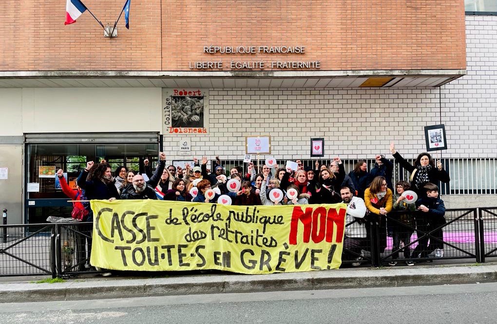 Très belle mobilisation ce soir devant le collège Robert Doisneau à #amandiers #paris20 ! 💔✊💔

#dufricpourlecolepublique
#jaimemonecolepublique
#coeursbrisés 
<a href="/Mairiedu20/">Mairie du 20e</a> <a href="/Academie_Paris/">Académie de Paris</a> <a href="/AnneBaudonne/">Anne Baudonne</a> <a href="/SimonnetDeputee/">Danielle Simonnet</a> <a href="/LaurentSOREL1/">Laurent SOREL</a> 
<a href="/Ul20Fcpe75/">💔 UL20 FCPE PARIS</a>