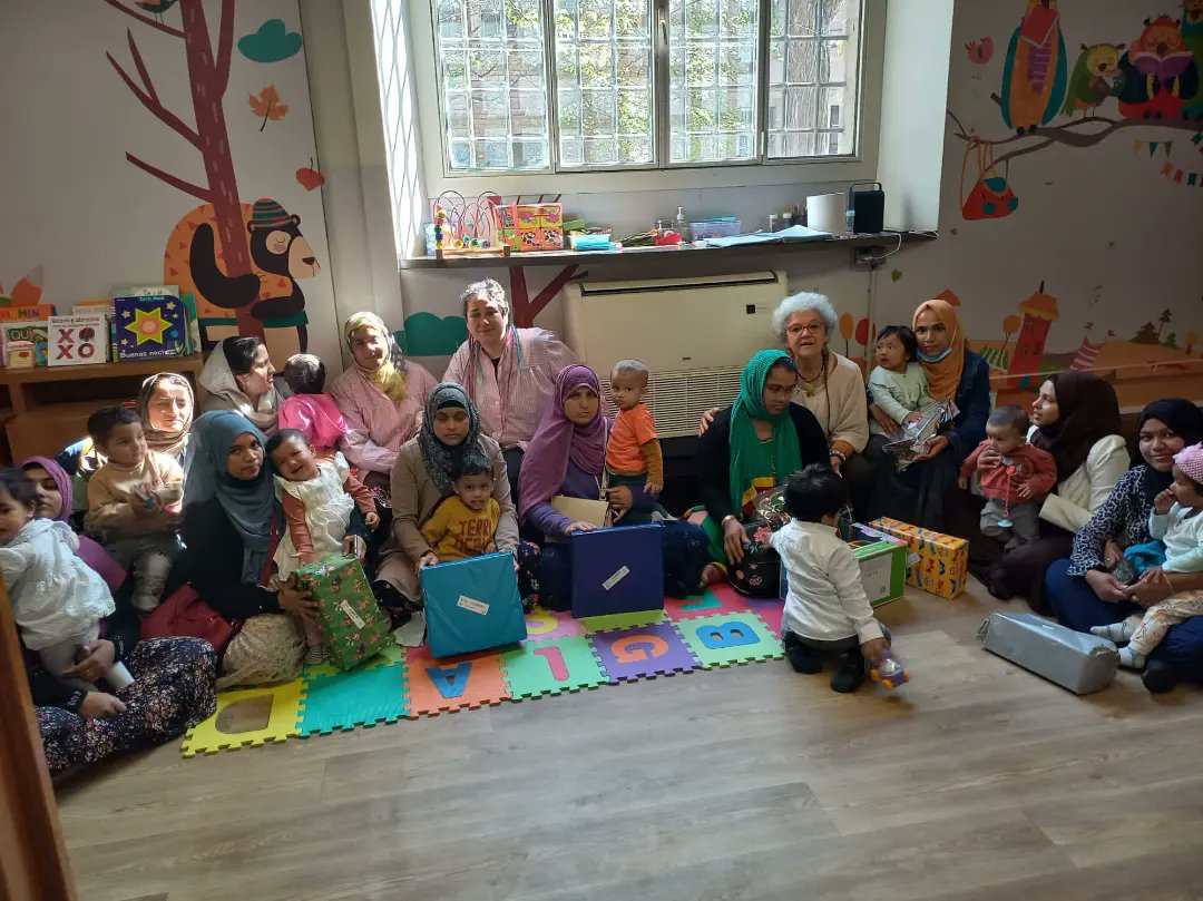 Amb motiu de la festa que marca el final del Ramadà hem repartit joguines en el nostre Casalet infantil, molts somriures dels infants i de les seves mares!🍼🎈🧩

Feliç Festa per a tothom!! ✨