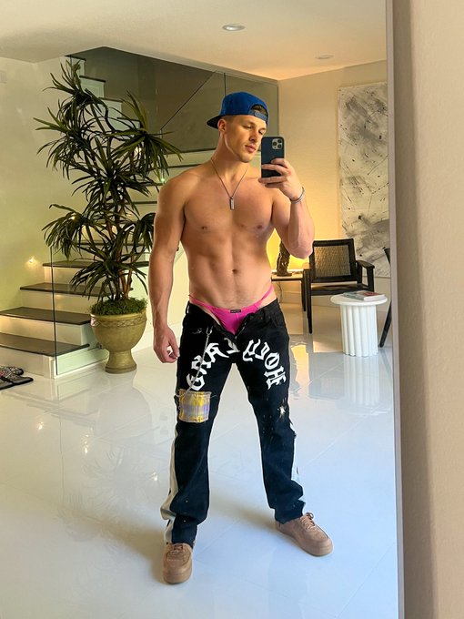 happy 420 😏  https://t.co/bUfSZpgNhL https://t.co/YtyggVI1RQ