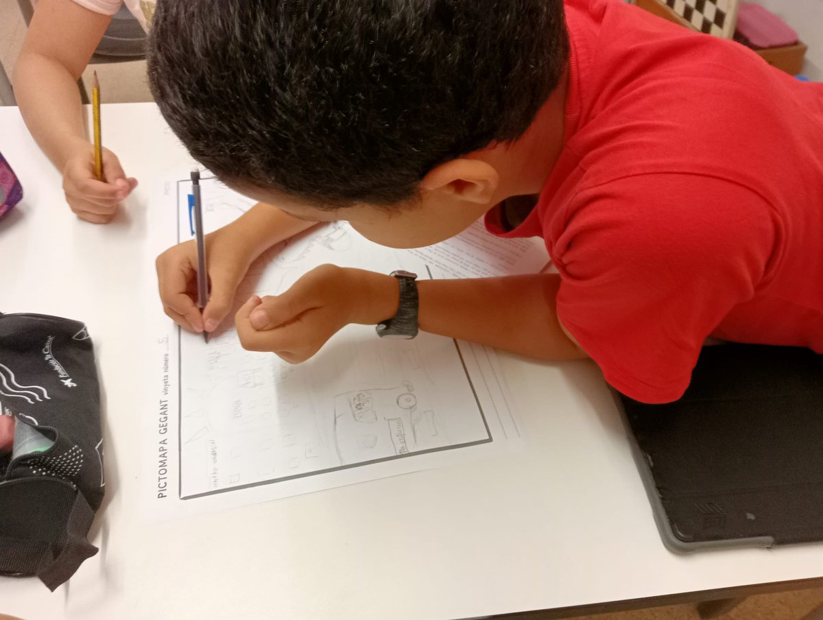 Comencem a crear la nostra pròpia història, ho fem dibuixant-la, omplint de detalls les vinyetes del pictomapa. Del dibuix anirem a la paraula amb <a href="/PictoEscritura/">PictoEscritura</a> #4tdeprimària <a href="/consorciedubcn/">Consorci d'Educació</a>