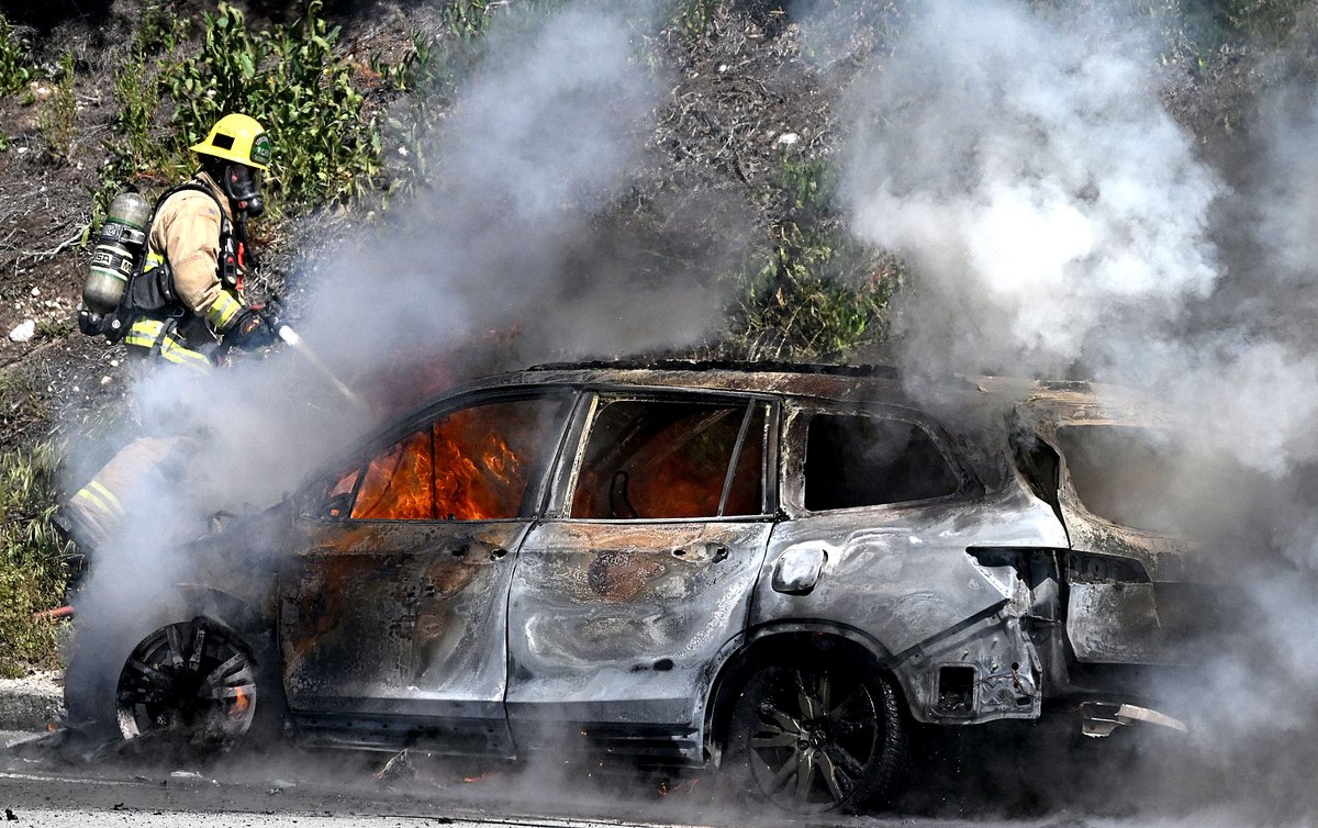 WillLesterPhoto's tweet photo. Firefighters work to put out a car fire on the westbound #210freeway in #RanchoCucamonga near Day Creek Blvd. on Thursday morning, Apr. 20, 2023. Two occupants were able to escape safely while the fire briefly spread to the nearby hillside. https://t.co/4ZveH06frF