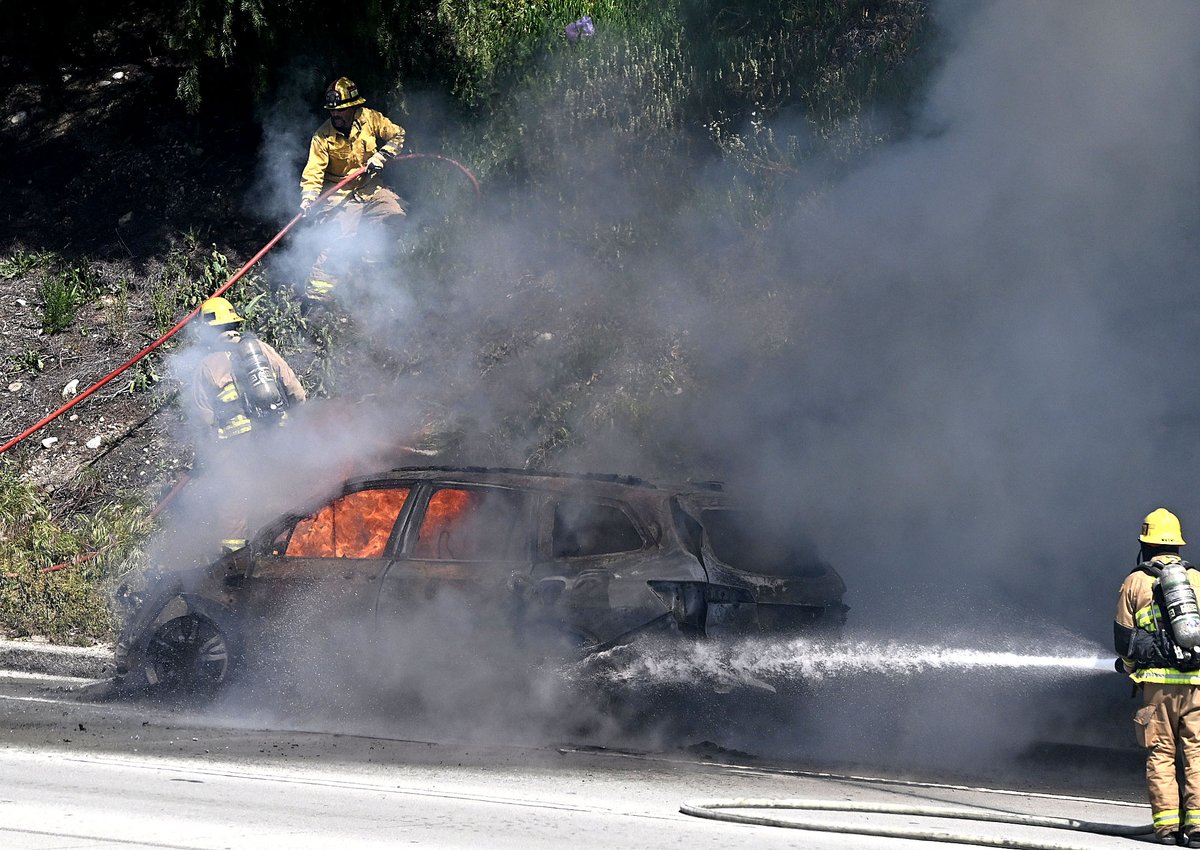 WillLesterPhoto's tweet photo. Firefighters work to put out a car fire on the westbound #210freeway in #RanchoCucamonga near Day Creek Blvd. on Thursday morning, Apr. 20, 2023. Two occupants were able to escape safely while the fire briefly spread to the nearby hillside. https://t.co/4ZveH06frF
