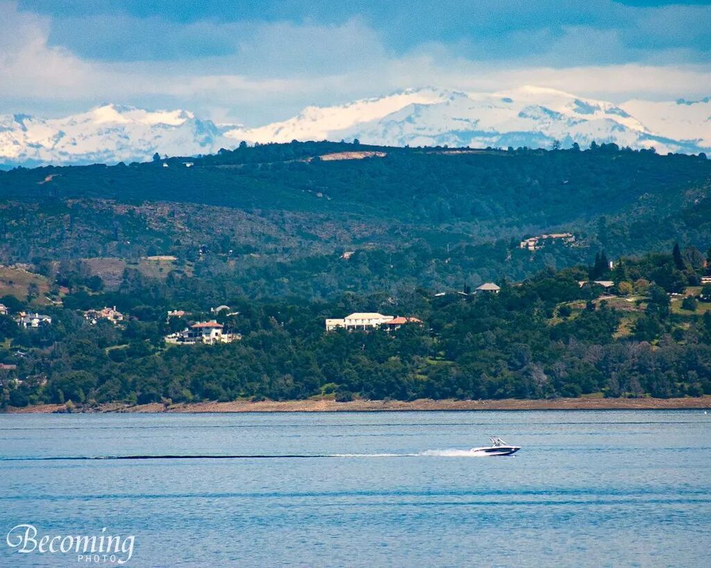 becomingphoto's tweet image. Folsom Lake and the Sierras - an example of #lenscompression #TBT #18yearsagotoday #folsomlake #sierranevada instagr.am/p/CrRHl3dJfez/