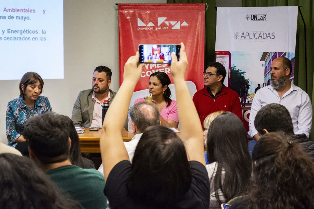 secindustrialr's tweet photo. 🍃Participamos del lanzamiento del Programa Federal de Acciones Sustentables para Actividades Productivas.

♻️Proyecto que tiene por objetivo impulsar la economia circular y mejorar la gestion ambiental y energética de Micro, Pequeñas y Medianas Empresas del sector industrial. https://t.co/pmN1OxKMU5