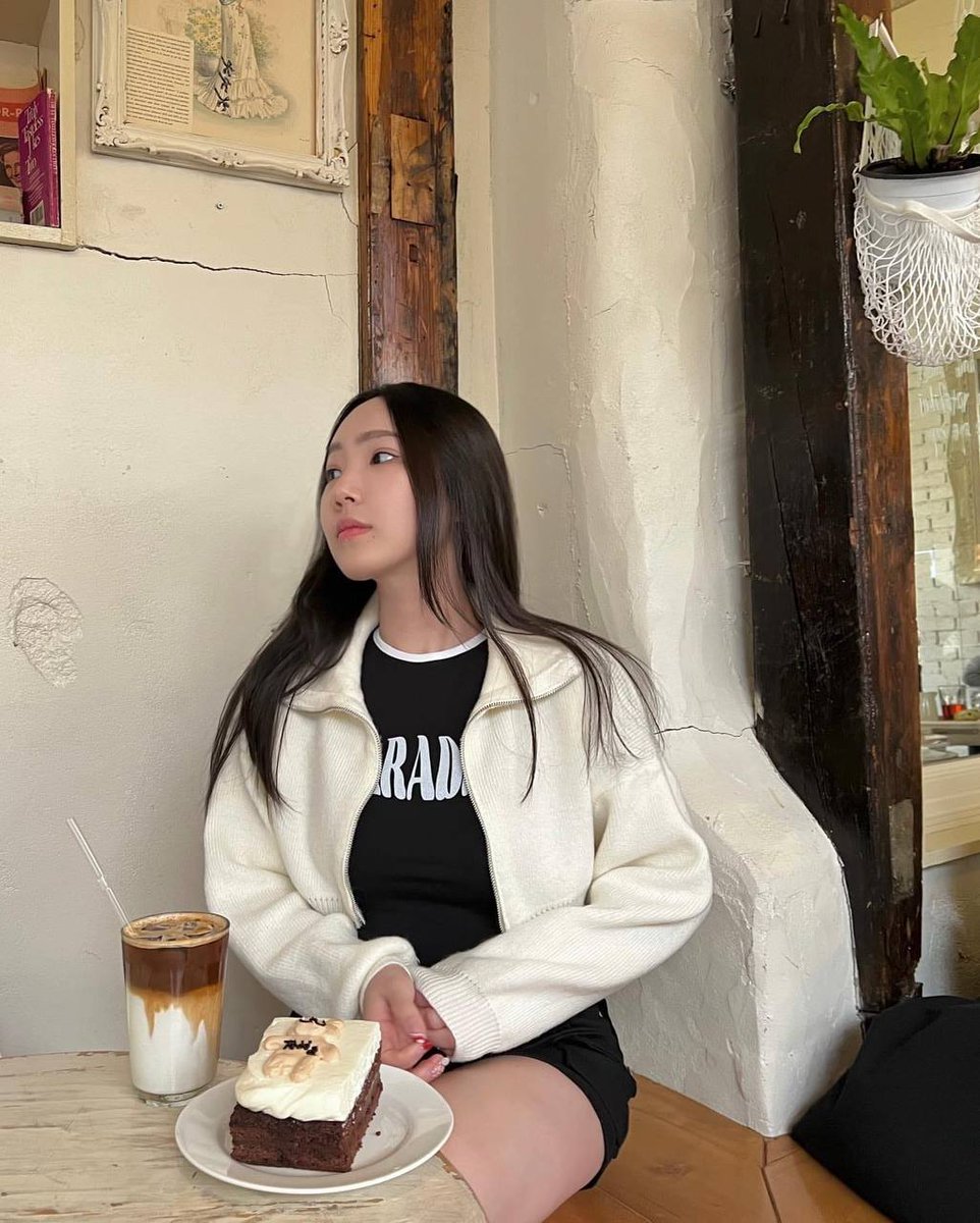 FangAli8's tweet photo. “Today's good mood is sponsored by coffee” https://t.co/TBBvAeAeQz