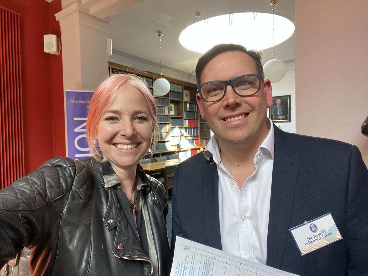 I officially became an honorary member of the Medical Artists Association of GB, along with my old friend @pritchard_rowan - and it was so lovely to catch up. We were anatomy demonstrators together in Bristol many moons ago! We’re both over the moon to be part of @MAAofGB