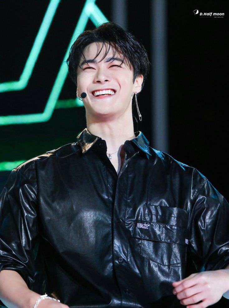docerosa3's tweet photo. Acho que o céu e lua tiveram inveja de não poder ver você de perto como nós podemos, agora é nossa vez de ver você brilhar junto as outras estrelas

#ASTRO #MOONBIN https://t.co/MxmNsu06kI