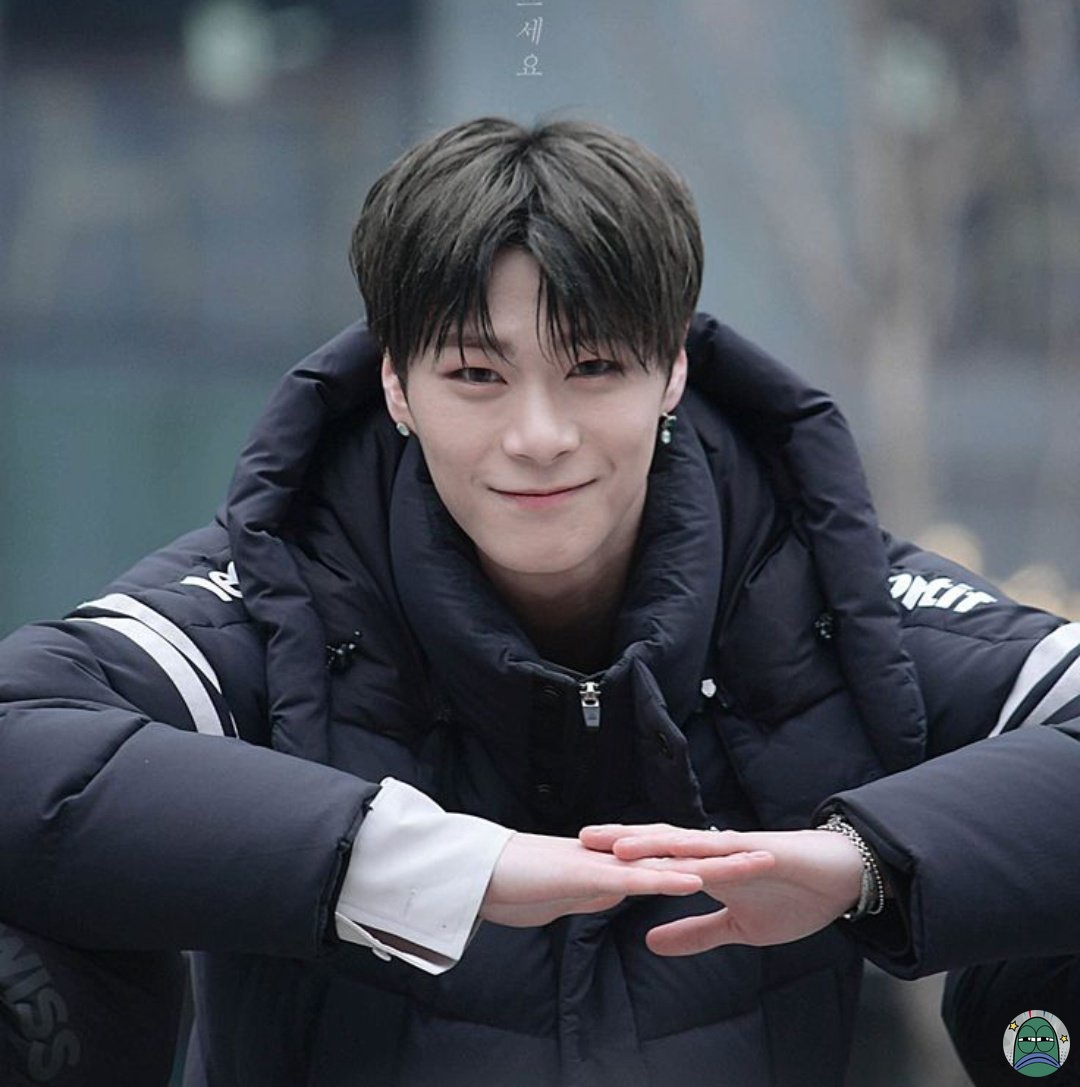 t3ry_J's tweet photo. A thread of hypocrites and horrible people🤮 that's spreading hate and making jokes about moonbin's death so we should all report:

Rest in peace moonbin🙏🕊️ https://t.co/eE1pGunZtY