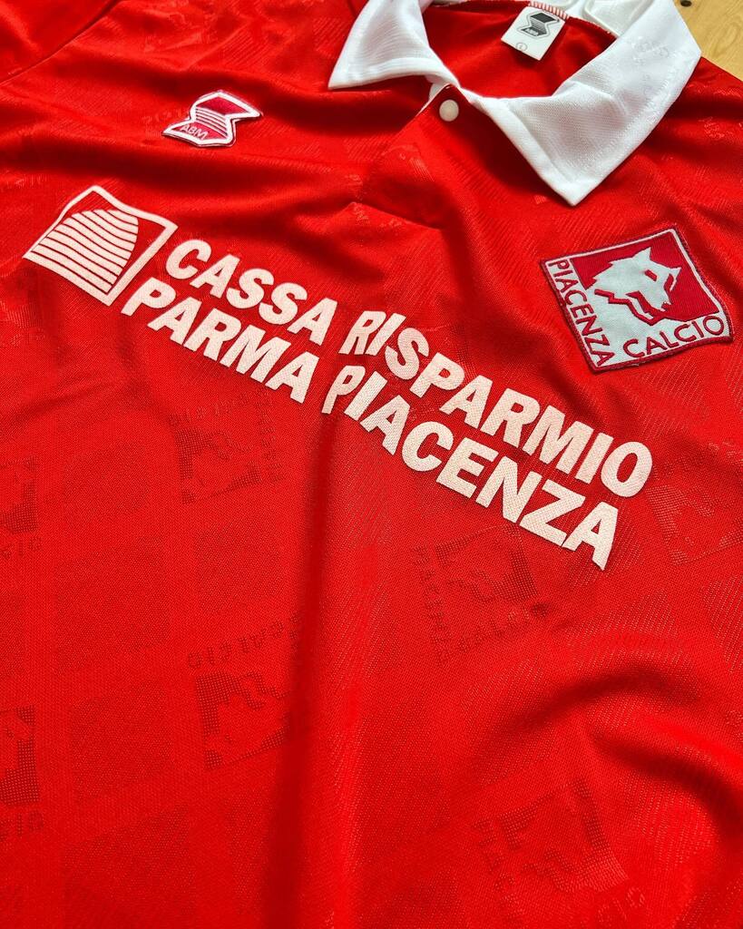 DeamerAl's tweet image. Che bella la maglia! ❤️ New addition to feed my calcio addiction, a 1994/5 ABM @piacenzacalcio1919 home shirt. One of my favourite places in Italy. Superb Stadio and one of the beers I’ve ever had too, La Lupa! 🍺 #softspot #abm #calcio #maglia #trikot #vintage #piacenza #pol…