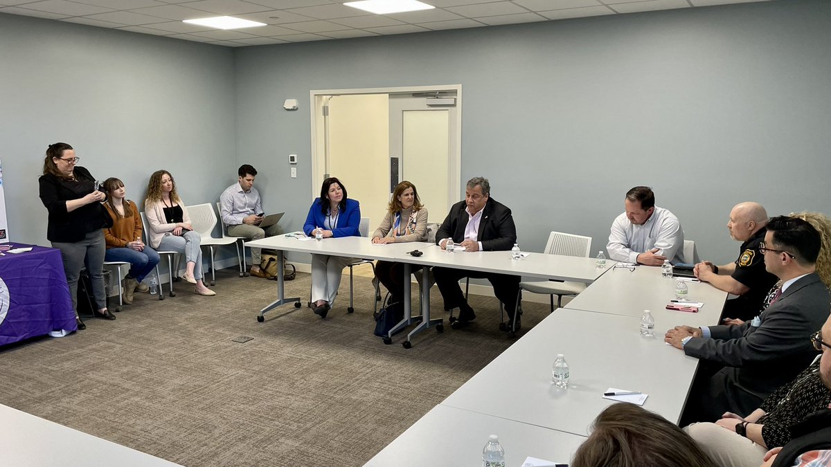 Right now: <a href="/ChrisChristie/">Chris Christie</a> holds a roundtable on addiction &amp; recovery issues in Rochester with <a href="/hopeonhavenhill/">Hope on Haven Hill</a> #FITN #NHPolitics #WMUR