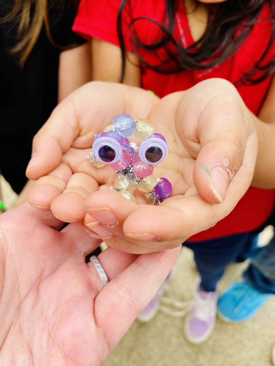 K art stations this week included friendship bracelets. I surprised them when we stepped outside. They were UV color-changing beads. So fun! @PCPioneers #elementaryart #4thquarterfun #BIG3 #studentengagement