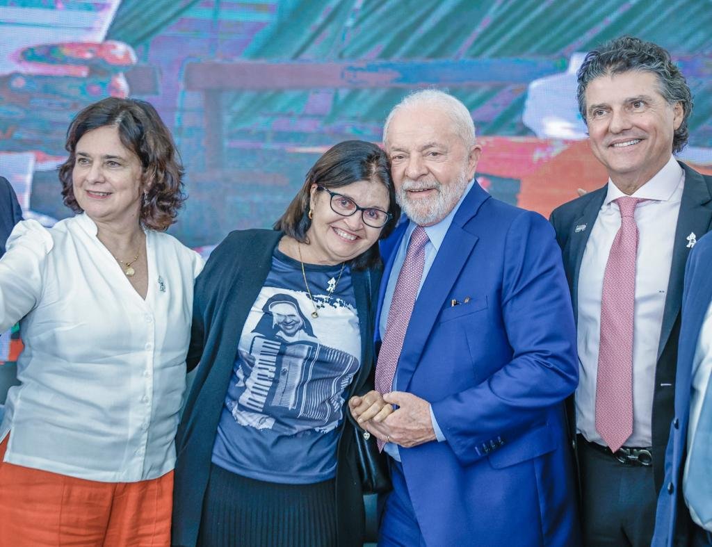 Hoje, com a ministra <a href="/nisia_trindade/">Nísia Trindade Lima</a>, assinei portaria que destina verbas para 3.288 hospitais filantrópicos e santas casas de 1,7 mil municípios, em todas as regiões do país. Investimentos em instituições fundamentais no cuidado da saúde do povo brasileiro.

📸: <a href="/ricardostuckert/">Ricardo Stuckert</a>