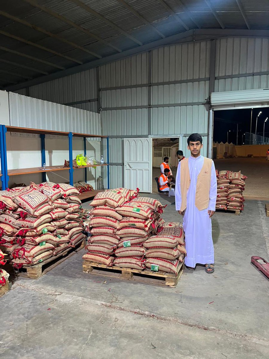 baday3yc's tweet photo. شاركة لجنة شباب محافظة البدائع وعددٍ من المتطوعين،مع جمعية البدائع الخيرية هذ اليوم بتوزيع #زكاة_الفطر على مستفيدي الجمعية ، شكر الله لهم وجزى الله خيراً كل من شارك  بالتنظيم والتوزيع ، https://t.co/y74rGEbi11