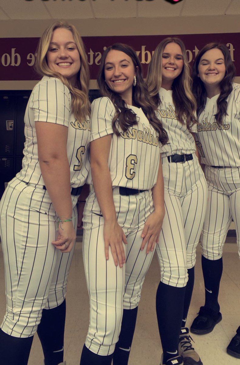 anna_turner02's tweet photo. Senior night tonight, with my favorite people🤍 #classof2023 https://t.co/fYryAAIn6I