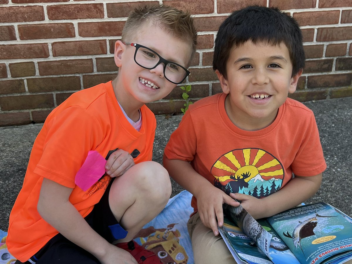 KatieKnightBCPS's tweet photo. It’s a beautiful day to read outside!  @Kingsville_BCPS https://t.co/K1EXHolTO6