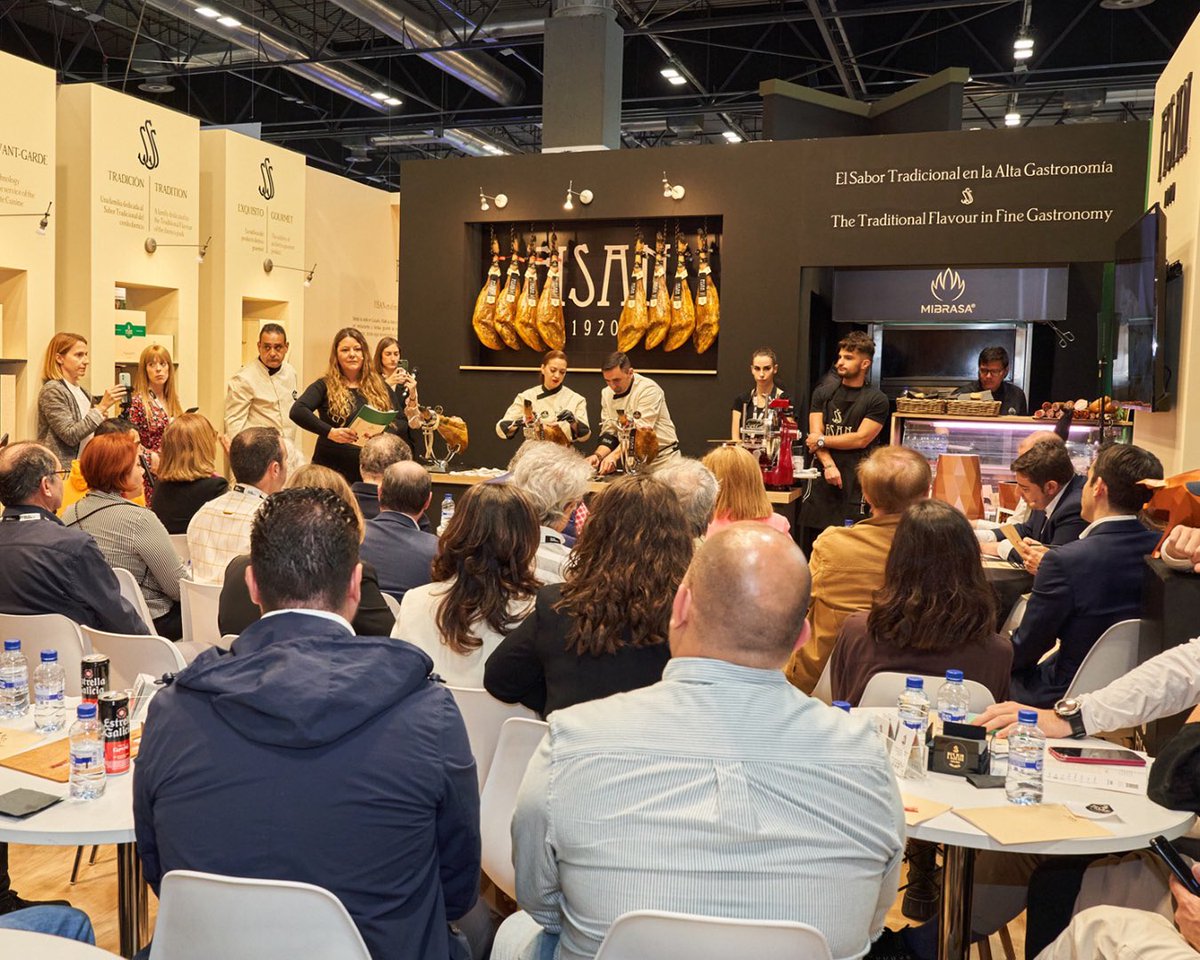 ibericosfisan's tweet photo. Ayer disfrutamos de un viaje a la dehesa y a las bodegas naturales de #FISAN a través de la #CataVertical de las Añadas 2019, 2015 y 2012 dirigida por Miriam López de @Jamon_Lovers 🙌. Miriam, gracias por hacernos viajar en el tiempo a través de nuestros jamones. #SH23 https://t.co/e9ZWWQGOwm