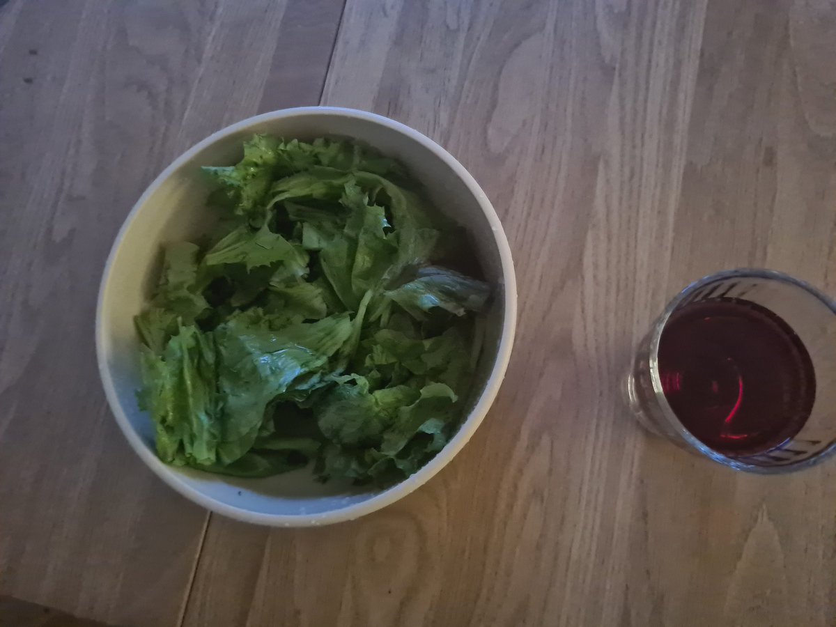 still_uncrowned's tweet photo. Erster #Salat der #Saisson! https://t.co/W52eHMsJ6u