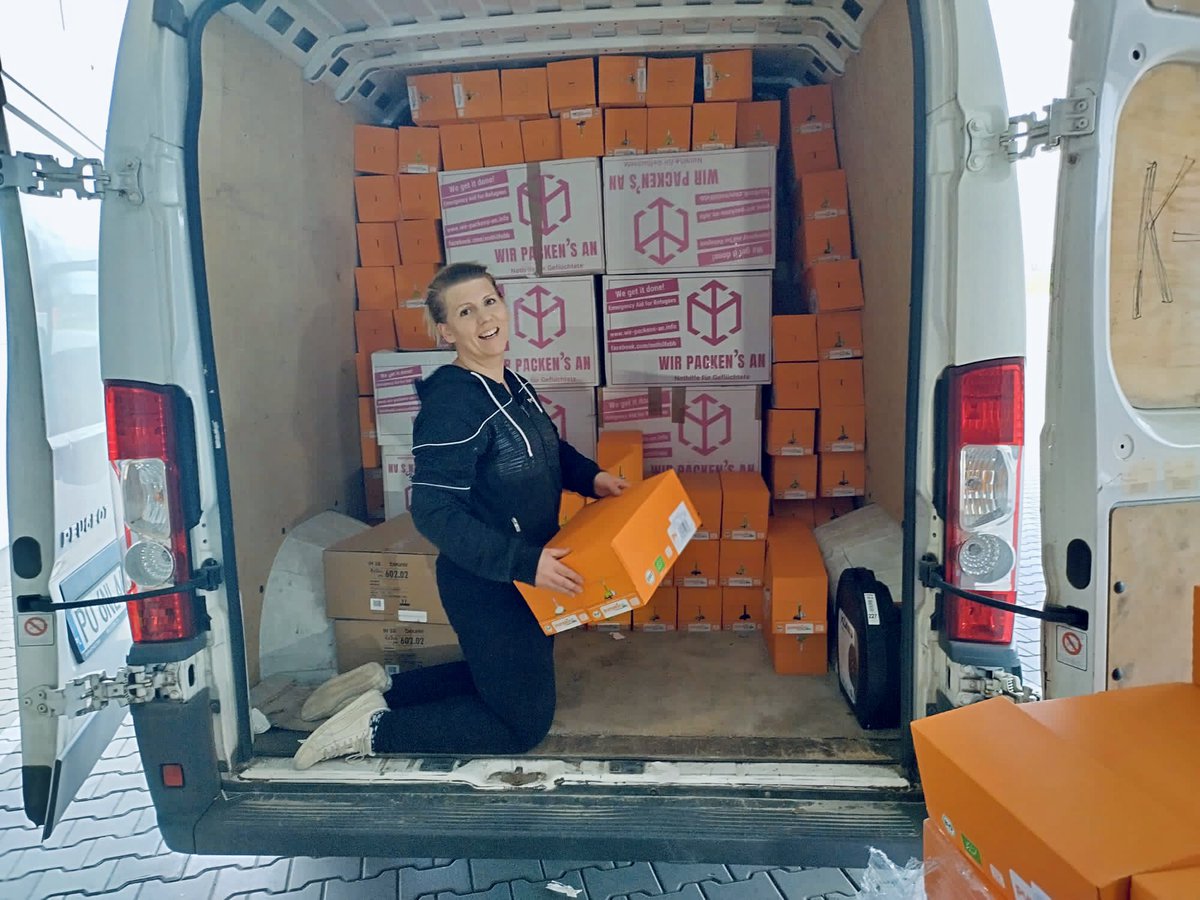 wirpackensan's tweet photo. Ganze 32 Paletten voll mit Hilfsgütern für die #Ukraine. Dank eurer großzügigen Spenden und die von @24guteTaten sowie Pumpkin Organics können wir gemeinsam dazu beitragen,dass den flüchtenden Menschen in Not geholfen und ihr Leid einwenig gemildert wird. #stopwar #hilfstransport https://t.co/bYSTwARkYl