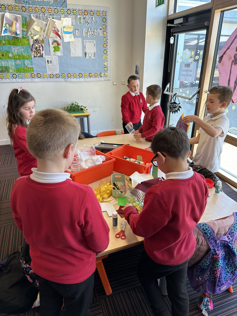 SchoolHillside1's tweet image. A busy and enjoyable soft start this morning in P2/3. #softstart #creating #learning #collaborating #fun #active