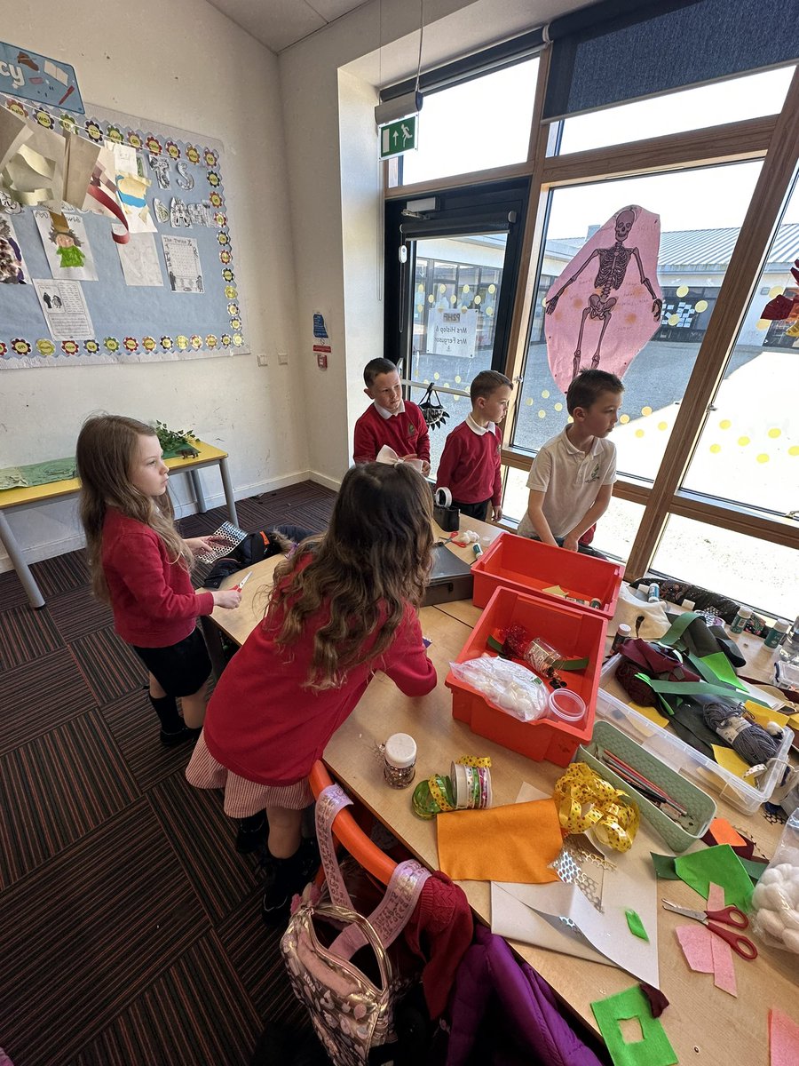 SchoolHillside1's tweet image. A busy and enjoyable soft start this morning in P2/3. #softstart #creating #learning #collaborating #fun #active