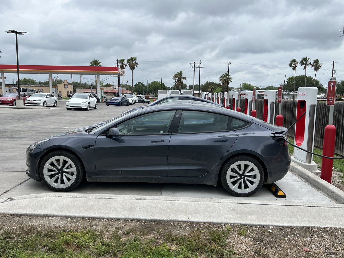 PlaidSyrup's tweet photo. Back in Alice, Texas.  12 stalls full and 6 deep waiting.  It’s going to be slow charging home. https://t.co/TNt46l0Duy