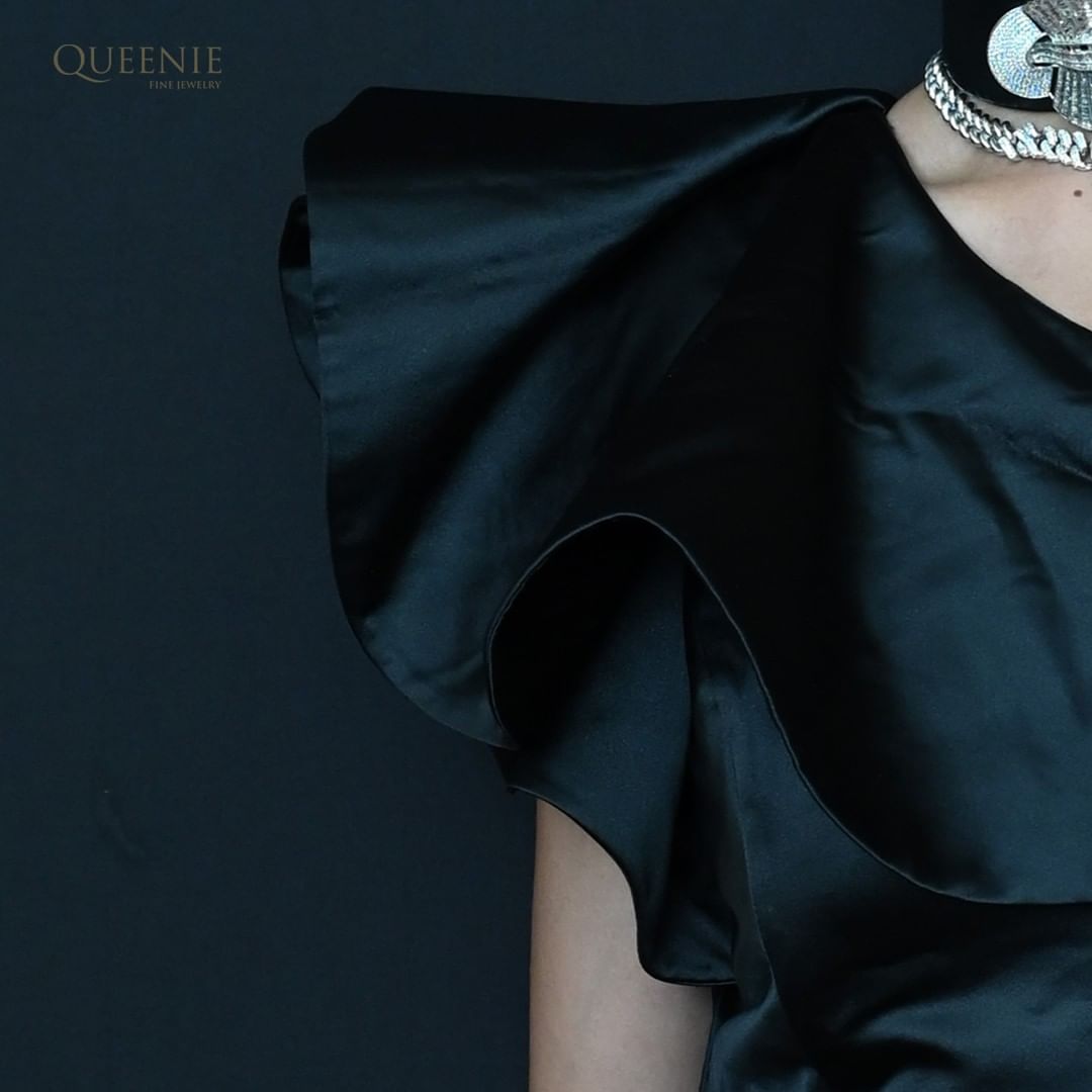 TimesFashionWk's tweet photo. Taking the glamour quotient several notches up this season, Jewels by Queenie is our Jewellery Partner for #BombayTimesFashionWeek2023.
@goschoolhyflex
#GoSchoolHyFlex #BTFW #JewelleryPartner #JewelsByQueenie #BombayTimesFashionWeek #Runway #Collection https://t.co/Asda4ySe9M