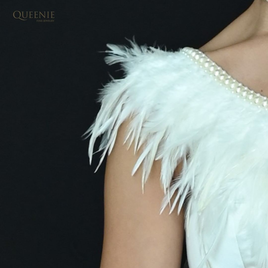 TimesFashionWk's tweet photo. Taking the glamour quotient several notches up this season, Jewels by Queenie is our Jewellery Partner for #BombayTimesFashionWeek2023.
@goschoolhyflex
#GoSchoolHyFlex #BTFW #JewelleryPartner #JewelsByQueenie #BombayTimesFashionWeek #Runway #Collection https://t.co/Asda4ySe9M