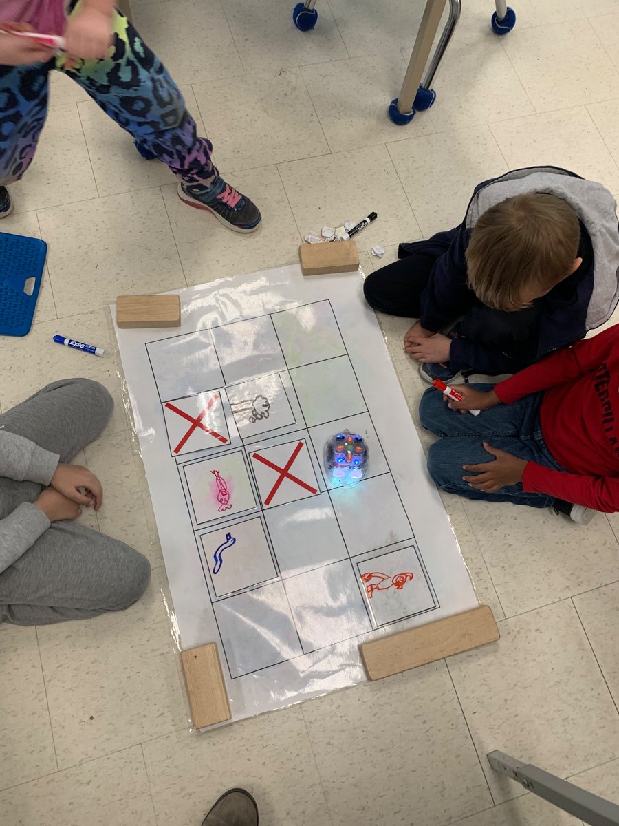 MissWallaceEDU's tweet photo. Our coding skills have been put to use as we program blue bots to move on a grid. @scdsbmath @SCDSB_Schools @WestBayfieldES https://t.co/A4QXlsYPdR