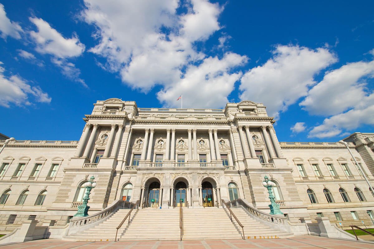 PaperclipBooks's tweet photo. It’s Travel Tuesday! Did you know The Library of Congress, founded in 1800, is a book lover's dream?! With 164 million items and 1,350 kilometers of bookshelves, it's the world's largest library. #TravelTuesday #LibraryofCongress #SoManyBooks https://t.co/tvWuyltlNt
