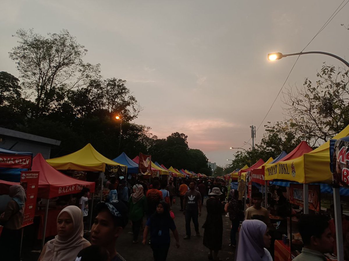 MC1102E's tweet photo. OVERPRIZED AND BAD QUALITY RAMADAN BAZAAR FOODS MADE PEOPLE MAD

[THREAD]

by : BATRISYIA LUTFIAH BINTI AZMAN
student ID : 2022489052

#COM201 #N5MC1102E https://t.co/cxpj6ZzEl8