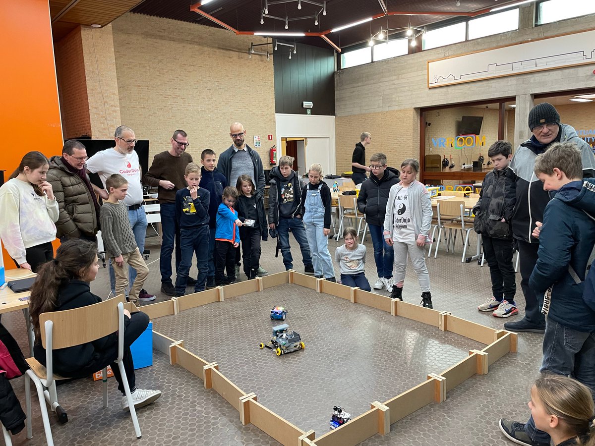 CDJTorhout's tweet photo. Dit jaar bestaat @CoderDojoBe  10 jaar. We hebben dit al gevierd met lekkere cake en we vieren verder in de maand mei en juni. Inschrijven: https://t.co/MDx4ceVToI #10ycdjbe #virtualreality #scratch #3d #torhout #legospike #mbot #legomindstorms #microbit #arduino #appinventor https://t.co/7iRMIDfQ2V
