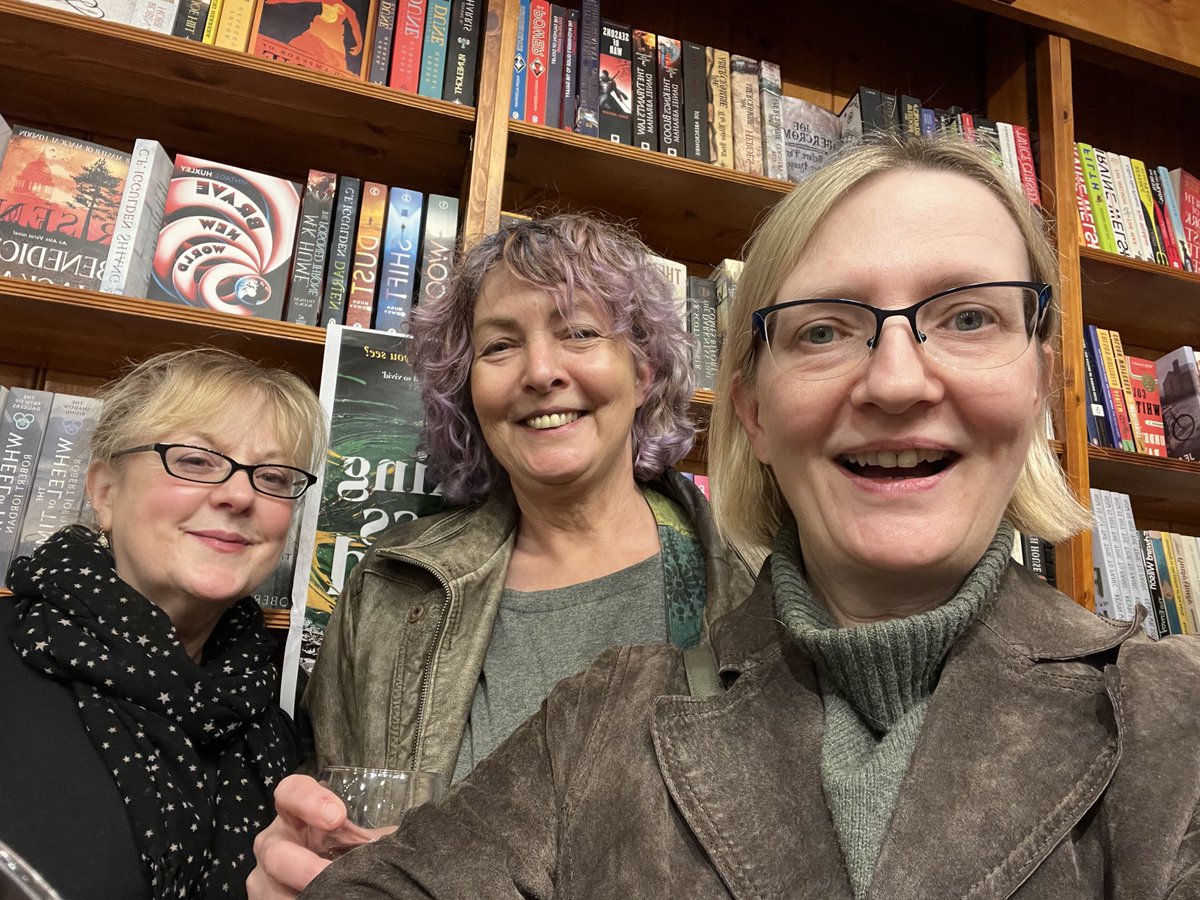 Three ⁦@ViperBooks⁩ authors toasting ⁦@Catrionaward⁩ and #lookingglasssound at ⁦@Dauntbooks⁩ 🥂 *tweeting while we still can