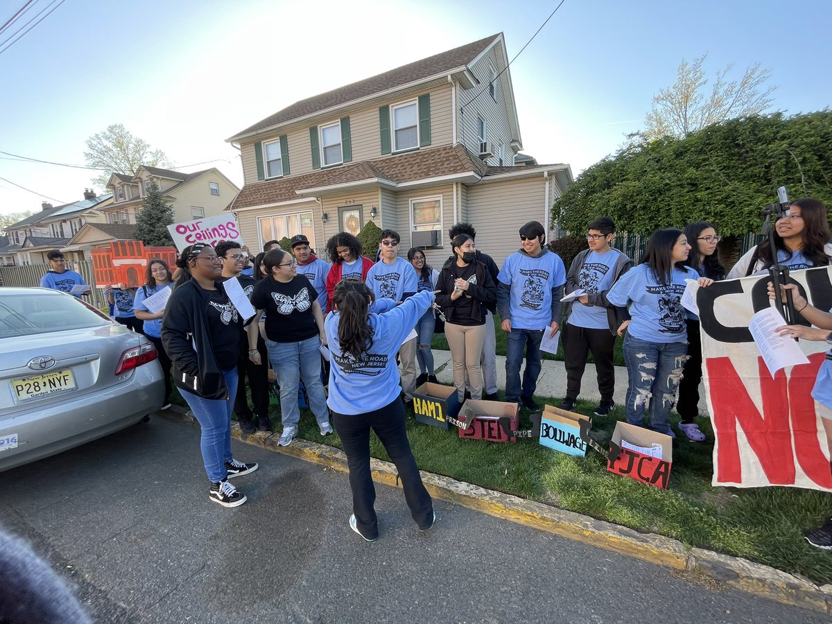 💥Yesterday, powerful youth leaders packed the @CityofElizabeth Board of Ed meeting to urge the Board to support restorative justice over punitive suspension policies & police in our schools.

Students demand #CounselorsNotCops